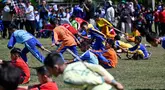Siswa mengikuti permainan tradisional tarik upih pinang (tarek situek) pada Festival Permainan Tradisional Anak di Desa Wisata Lubok Sukon, Kecamatan Ingin Jaya, Aceh Besar, Aceh, Sabtu (25/7/2026). (AFP/ Chaideer Mahyuddin)