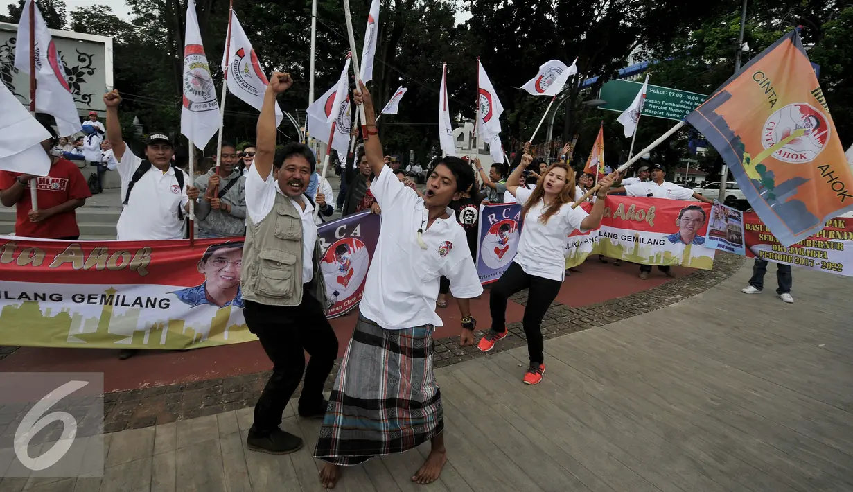 Para relawan berteriak mendeklarasikan kegiatan "Relawan Cinta Ahok" di Jakarta, Sabtu (17/9). Dalam kegiatan tersebut mereka mendukung dan berharap Gubernur Basuki T Purnama kembali mencalonkan diri pada Pilkada 2017-2022. (Liputan6.com/Johan Tallo)