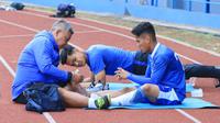 Gelandang Persib Bandung, Ghozali Siregar mendapat perawatan saat sesi latihan, Kamis (27/9/2018) di Stadion SPOrT Jabar. (Bola.com/Muhammad Ginanjar)