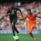 Pemain Benfica Bebe (K) beradu dengan Pablo Piatti (Valencia) dalam Emirates Cup di Stadion Emirates di London pada 3 Agustus 2014 (OLLY GREENWOOD/AFP)