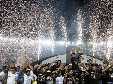 Pemain Persib menerima trofi juara Piala Presiden 2015 dari Presiden Joko Widodo di Stadion Utama Gelora Bung Karno, Jakarta, Minggu (18/10/2015). (Bola.com/Vitalis Yogi Trisna)