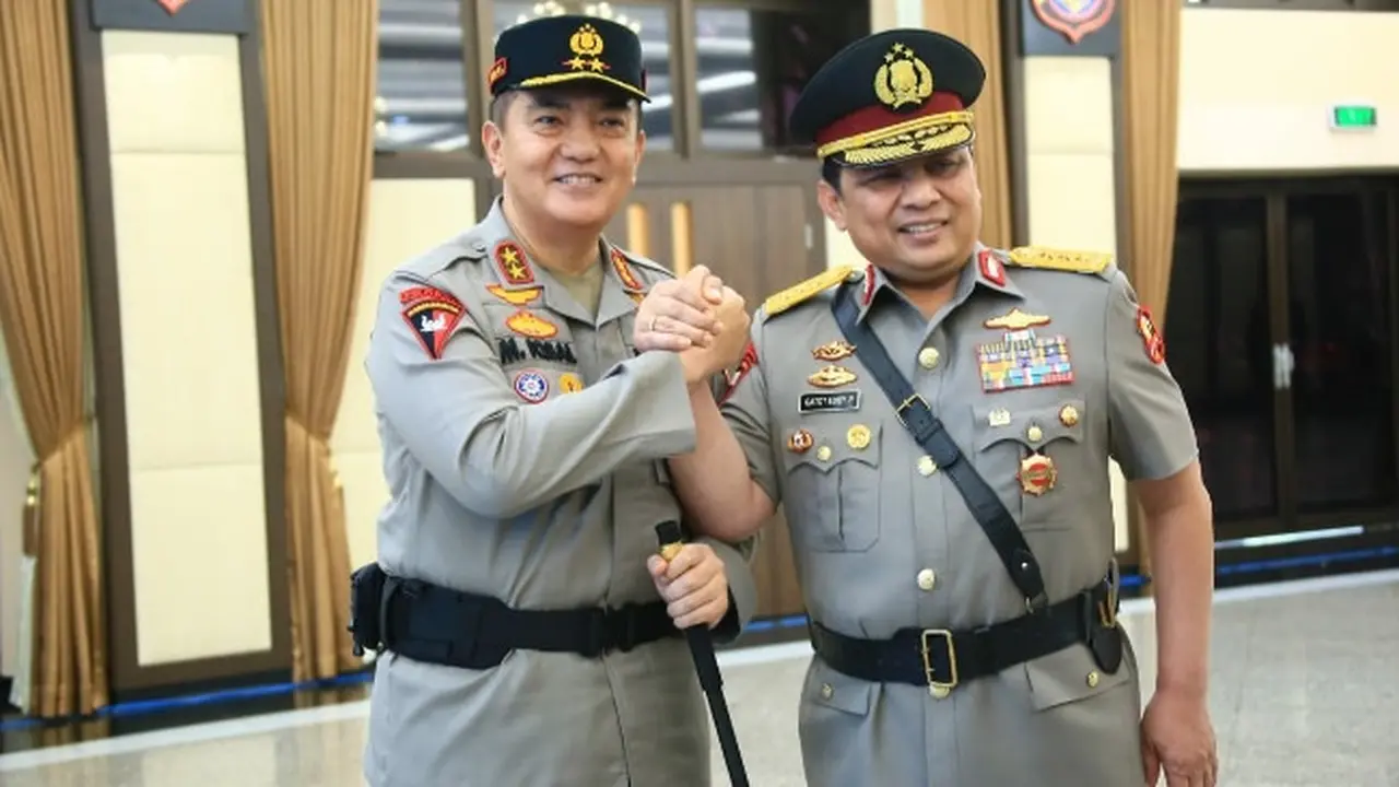 Kapolda Riau Irjen Mohammad Iqbal salam komando bersama Komjen Gatot Eddy Pramono yang menyudahi tugas sebagai Wakapolri.