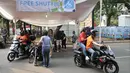 Pengunjung menggunakan jasa Ojek Disabilitas saat hendak menyaksikan pertandingan Asian Para Games 2018 di Gelora Bung Karno, Jakarta, Rabu (10/10). INAPGOC menyediakan sekitar 35 armada Ojek Disabilitas secara gratis. (Merdeka.com/Iqbal S. Nugroho)