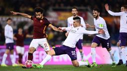 Pemain AS Roma, Mohamed Salah (kiri), berebut bola dengan pemain Fiorentina, Facundo Roncaglia, pada laga Serie A Italia di Stadion Olimpico, Roma, Sabtu (5/3/2016) dini hari WIB. (AFP/Filippo Monteforte)