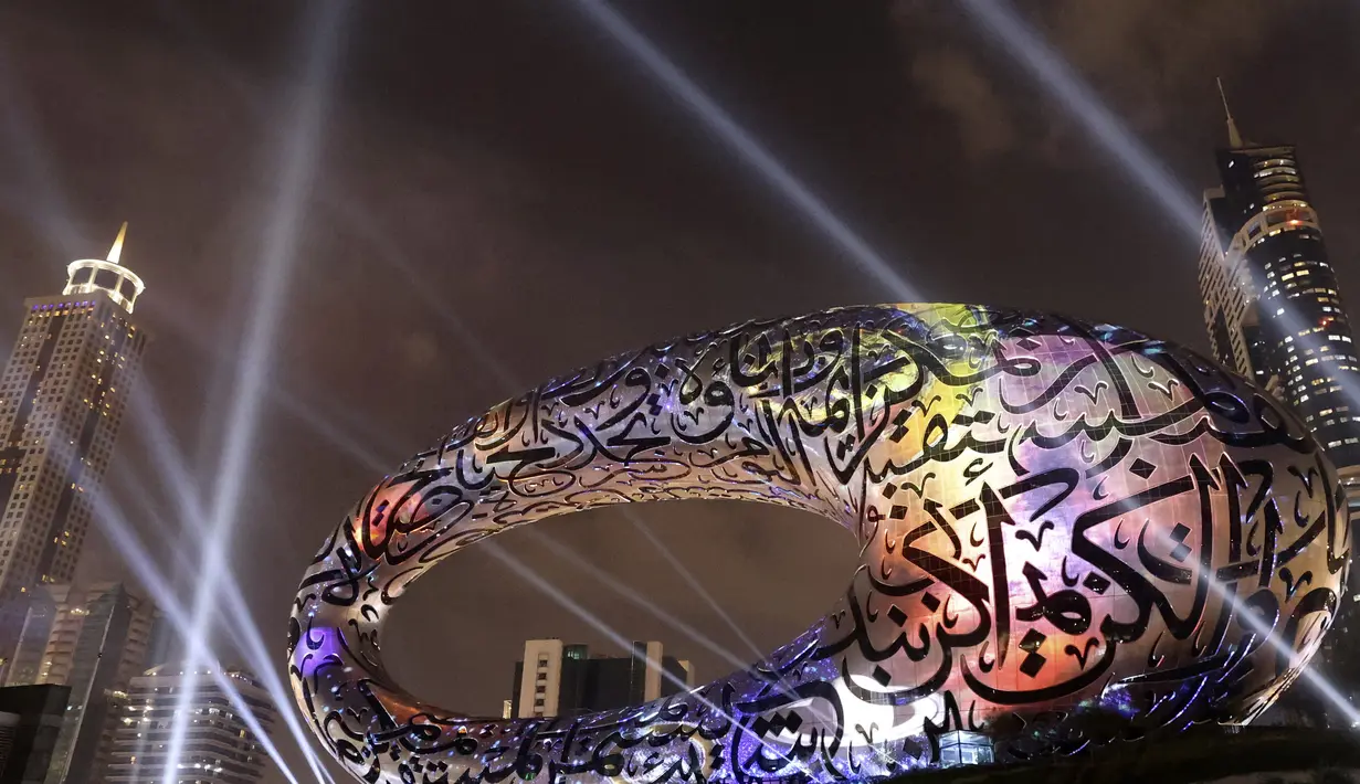 Museum Masa Depan dinyalakan selama upacara pembukaannya, di emirat teluk Dubai (22/2/2022). Museum ini menawarkan pertunjukan teknologi yang diperkirakan akan ada di masa depan. (AFP/ Karim Sahib)