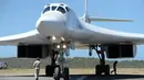 Sebuah pesawat pengebom jarak jauh TU-160 mendarat di Bandara Internasional Simón Bolívar, dekat Caracas, Senin (10/12). Rusia memberangkatkan dua pesawat pembom strategisnya bersama dengan 100 pilot ke Venezuela. (Federico PARRA / AFP)
