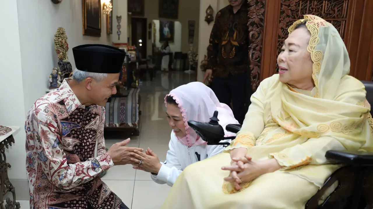 Bakal calon presiden (Bacapres) PDI Perjuangan Ganjar Pranowo saat berkunjung ke kediaman Istri Almarhum Gus Dur, Nyai Sinta Nuriyah di Ciganjur, Jagakarsa, Jakarta Selatan, Minggu, 13 Agustus 2023.