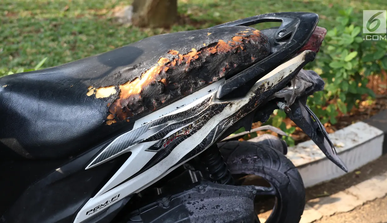 Lokasi kejadian sepeda motor yang meledak di parkiran Kemlu, Jakarta, Rabu (7/8/2019). Seorang pegawai Kemlu, Stiffan mengaku mendengar ledakan pukul 14.16 WIB. (Liputan6.com/Angga Yuniar)