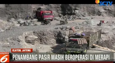 Puluhan truk pasir juga masih lalu-lalang di salah satu sungai yang menjadi jalur lahar merapi ini.