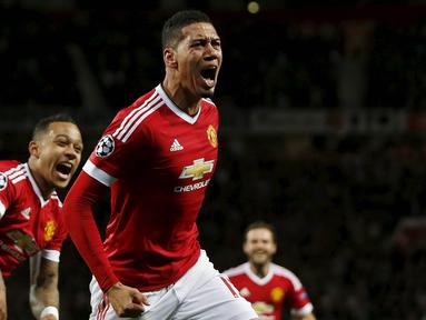 Pemain Manchester United, Chris Smailling merayakan gol yang dicetaknya ke gawang Wolfsburg pada laga Liga Champions di Stadion Old Trafford, Inggris, Kamis (1/10/2015). MU berhasil menang 2-1. (Action Images via Reuters/Lee Smith)