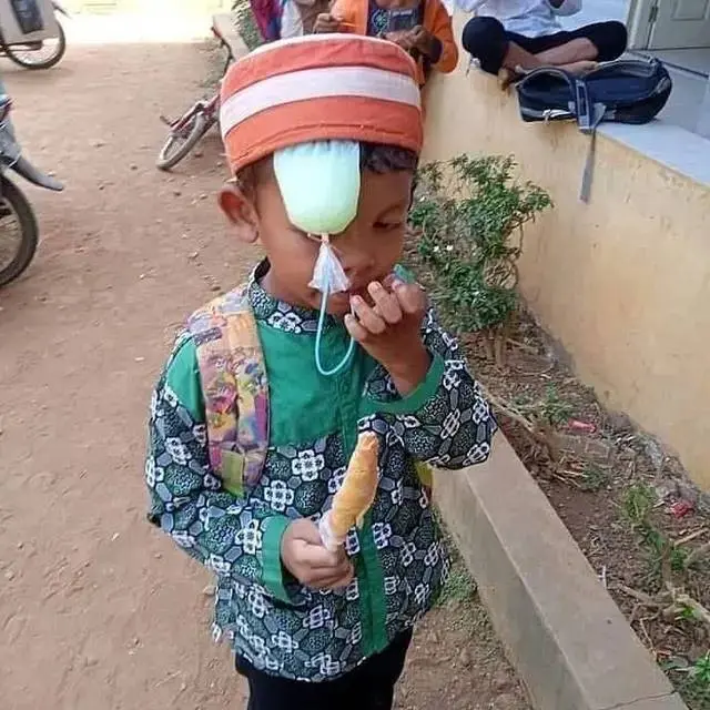 10 Potret Absurd Orang Pakai Sedotan yang Anti-mainstrema Ini Bikin Geleng Kepala