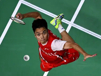 Pebulu tangkis tunggal putra Indonesia Anthony Sinisuka Ginting mengembalikan pukulan ke arah tunggal putra India, Lakshya Sen pada final putra turnamen bulu tangkis Piala Thomas 2022 di Impact Arena, Bangkok, Thailand, Minggu (15/5/2022). Ginting kalah rubber game melawan tunggal pertama India Lakshya Sen 21-8, 17-21, 16-21. (Manan VATSYAYANA / AFP)