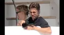 Sang suami, Brad Pitt memakai t-shirt berwarna gelap, Malta, Senin (15/9/14). (Dailymail)