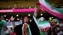 Suporter memegang bendera Iran sebelum pertandingan sepak bola Grup B Piala Dunia 2022 antara Wales dan Iran di Ahmad Bin Ali Stadium, Al Rayyan, Qatar, Jumat (25/11/2022). (AP Photo/Francisco Seco)