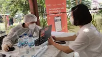 Warga mendaftar vaksinasi Covid-19 di vaksin keliling, Jakarta Timur, Minggu (31/07/2021). Pemprov DKI Jakarta, Bank DKI dan Jakarta Experience Board (JXB) berkolaborasi dalam program Mobil Vaksin Keliling dengan menyediakan 2 unit mobil, tenaga dan alat kesehatan. (Liputan6.com/HO/Helmi)