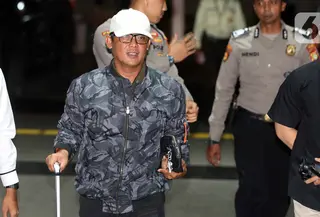 Penangkapan tersebut dikabarkan berkaitan dengan dugaan suap perihal pengesahan Rancangan Anggaran Pendapatan dan Belanja Daerah (RAPBD). Tampak dalam foto, Bupati Lampung Tengah, Ardito Wijaya saat tiba di Gedung Merah Putih Komisi Pemberantasan Korupsi (KPK), Jakarta, Rabu (10/12/2025). (Liputan6.com/Helmi Fithriansyah)