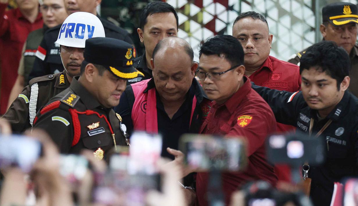 Mantan Kepala Badan Gizi Nasional (BGN), Dadan Hindayana (mengenakan rompi tahanan – tengah) digiring ke mobil tahanan usai menjalani pemeriksaan di Gedung Kejaksaan Agung RI, Jakarta, Rabu (3/6/2026). (Kapanlagi.com/Budy Santoso)