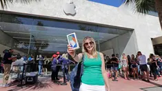 Ana Melchiors, dari Brazil, menunjukkan iPhone X setelah ia membelinya di Miami Beach, Florida (3/11). iPhone X mulai dijual pada hari Jumat (10/11/2017). (AP Photo/Alan Diaz)