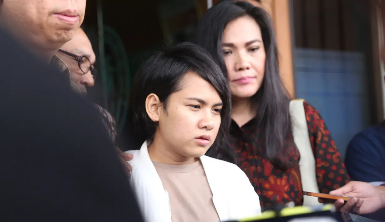 Berbagai upaya Evelyn dilakukan demi keutuhan rumah tangganya. Meski sempat shock dengan keputusan suaminya, Evelyn berharap ada mukjizat mempersatukan kembali rumah tangganya. (Nurwahyunan/Bintang.com)