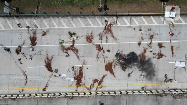 Tuntut Penyelesaian Pembayaran, Warga Blokir Tol Jatikarya dengan Pohon dan Bakar Ban