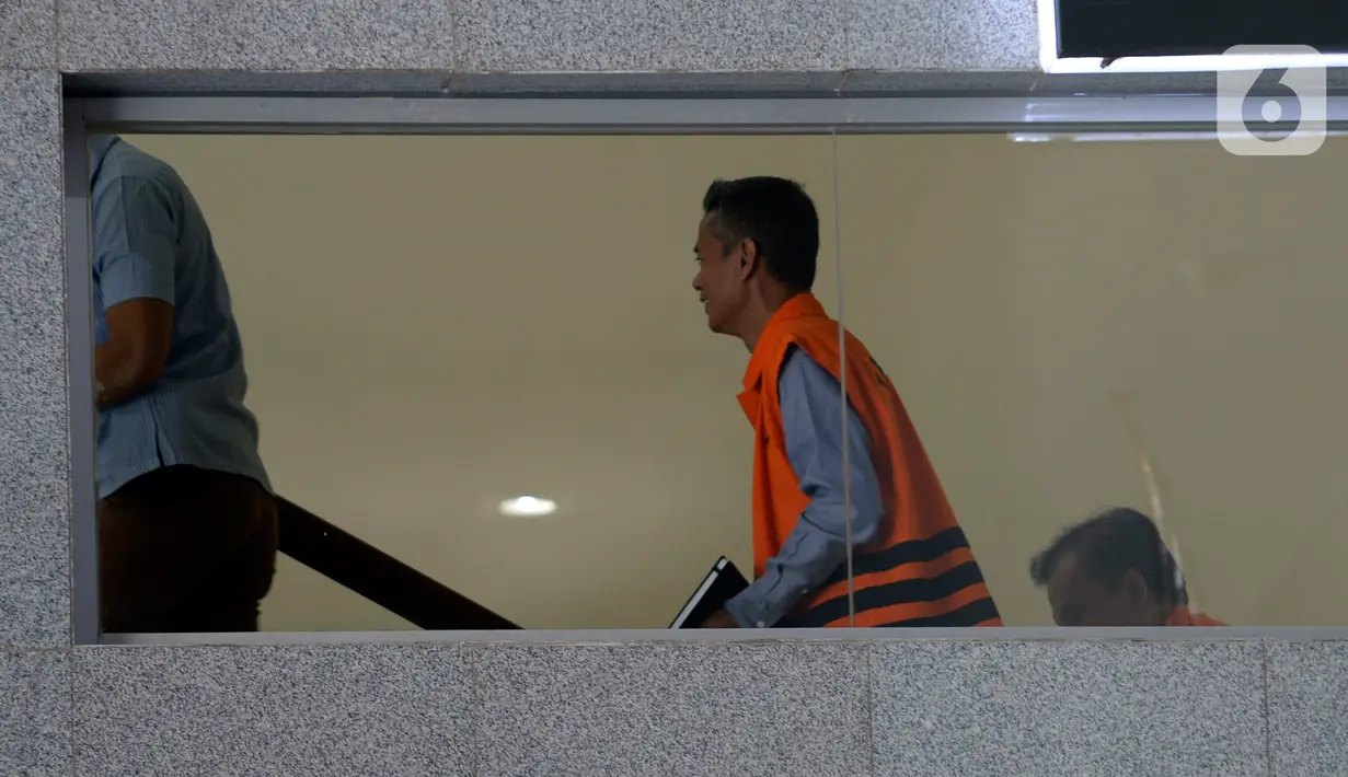Mantan Komisioner KPU Wahyu Setiawan bersiap menjalani pemeriksaan lanjutan di Gedung KPK,  Jakarta, Rabu (12/2/2020). Wahyu Setiawan diperiksa terkait kasus dugaan suap pengurusan pergantian antarwaktu (PAW) anggota DPR. (merdeka.com/Dwi Narwoko)