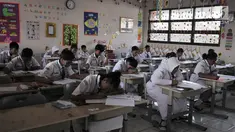 Sejumlah siswa SD mengerjakan soal Bahasa Indonesia saat Ujian Sekolah Berstandar Nasional (USBN) di SD Negeri Cipinang 03, Jakarta, Senin (22/4). Siswa SD sederajat menjalani USBN mulai hari ini hingga 24 April 2019 dengan tiga mata pelajaran yang diujikan. (merdeka.com/ Iqbal S. Nugroho)