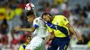 Pemain Ekuador, Arturo Mina (kanan) berebut bola dengan pemain Peru, Paolo Guerrero pada babak penyisihan grup B Copa America Centenario 2016 di Glendale, Arizona, AS, (9/6/2016) WIB. (AFP/ Alfredo Estrella)
