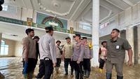 Kapolri Tinjau Pembersihan SD dan Masjid Terdampak Bencana di Aceh Tamiang