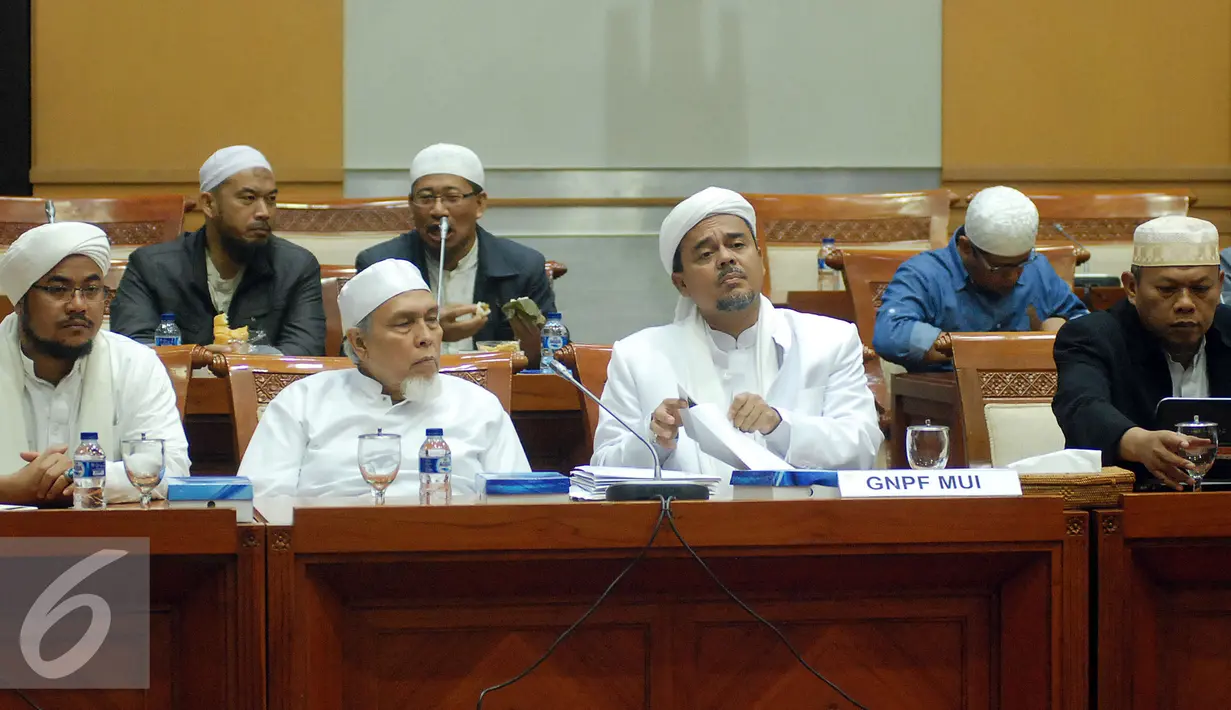 Habib Rizieq Shihab menyimak pemaparan saat mendatangi Komisi III di Kompleks Parlemen Senayan, Jakarta, Selasa (17/1). Kedatangannya juga untuk melaporkan Kapolda Jabar Irjen Anton Charliyan atas dugaan tidak profesional. (Liputan6.com/JohanTallo)