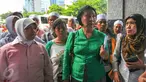 Aktivis HAM, Ratna Sarumpaet (tengah) bersama warga korban penggusuran saat datangi DPRD DKI di Jakarta, (18/4). Ratna hadir untuk memperjuangkan hak ratusan warga Kampung Pasar Ikan dan Aquarium yang terkena penggusuran. (Liputan6.com/Yoppy Renato)
