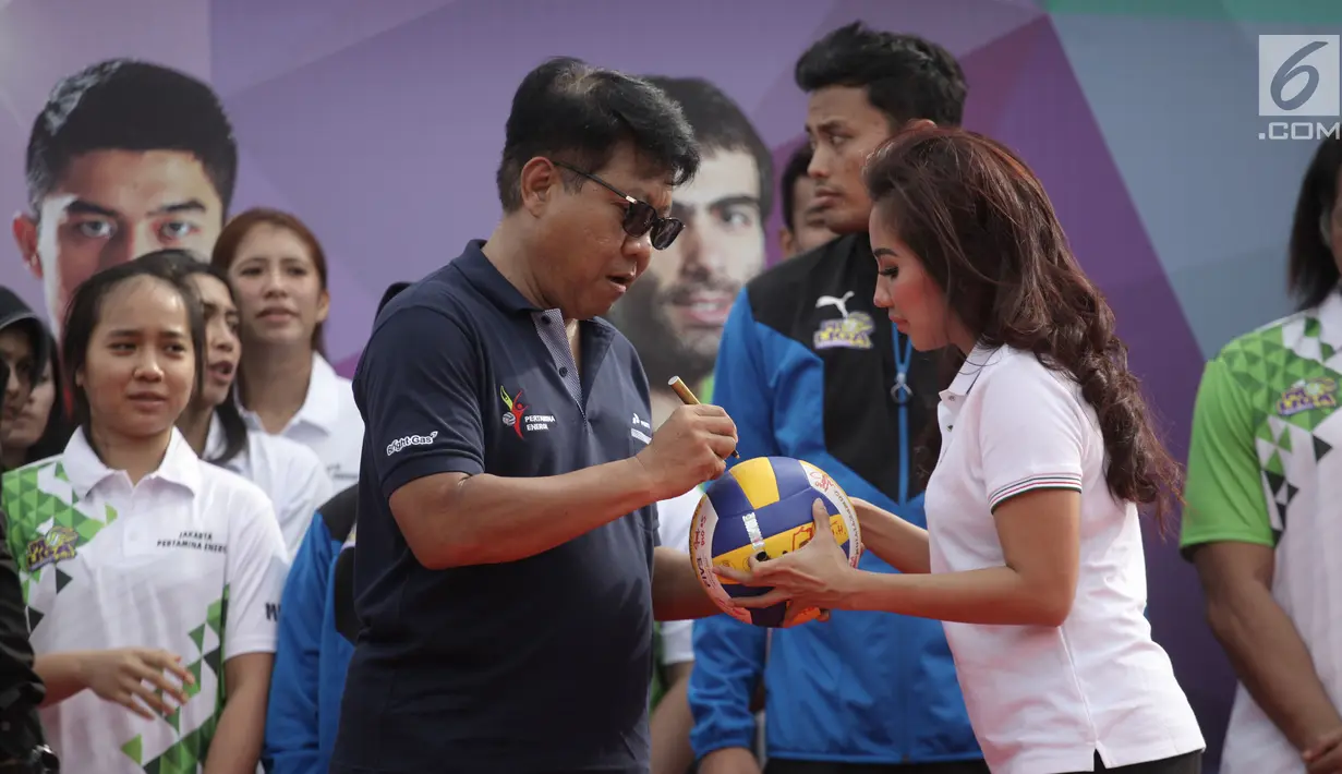 Direktur Manajemen Aset Pertamina Dwi Wahyu Daryoto menandatangani bola voli dalam Launching Tim Bola Voli Jakarta Pertamina Energi di Kantor Pusat Pertamina, Jakarta, Jumat (5/1). (Liputan6.com/Arya Manggala)