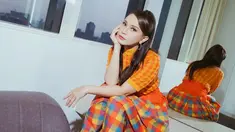 Meski beranjak dari usia kepala empat, paras Rossa selalu terlihat awet muda. Tak sedikit yang menyebutnya bak ABG. Terlebih saat wanita asal Sumedang ini mengenakan outfit berwarna meriah. (Liputan6.com/IG/@itsrossa910).