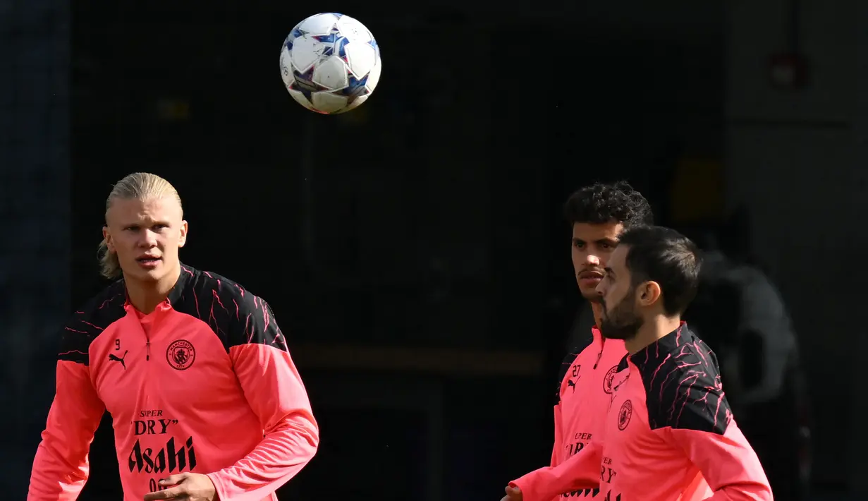 Tiga pemain Manchester City (dari kiri) Erling Haaland, Matheus Nunes dan Bernardo Silva mengikuti sesi latihan timnya di Manchester City Training Ground, Manchester (18/9/2023) waktu setempat, jelang menghadapi Red Star Belgrade pada matchday pertama Grup G Liga Champions 2023/2024 di Etihad Stadium, Rabu (20/9/2023) dini hari WIB. (AFP/Paul Ellis)