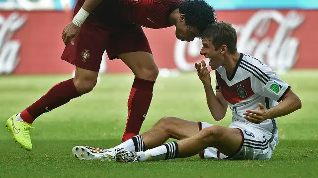Pepe melakukan pelanggaran pada Thomas Muller