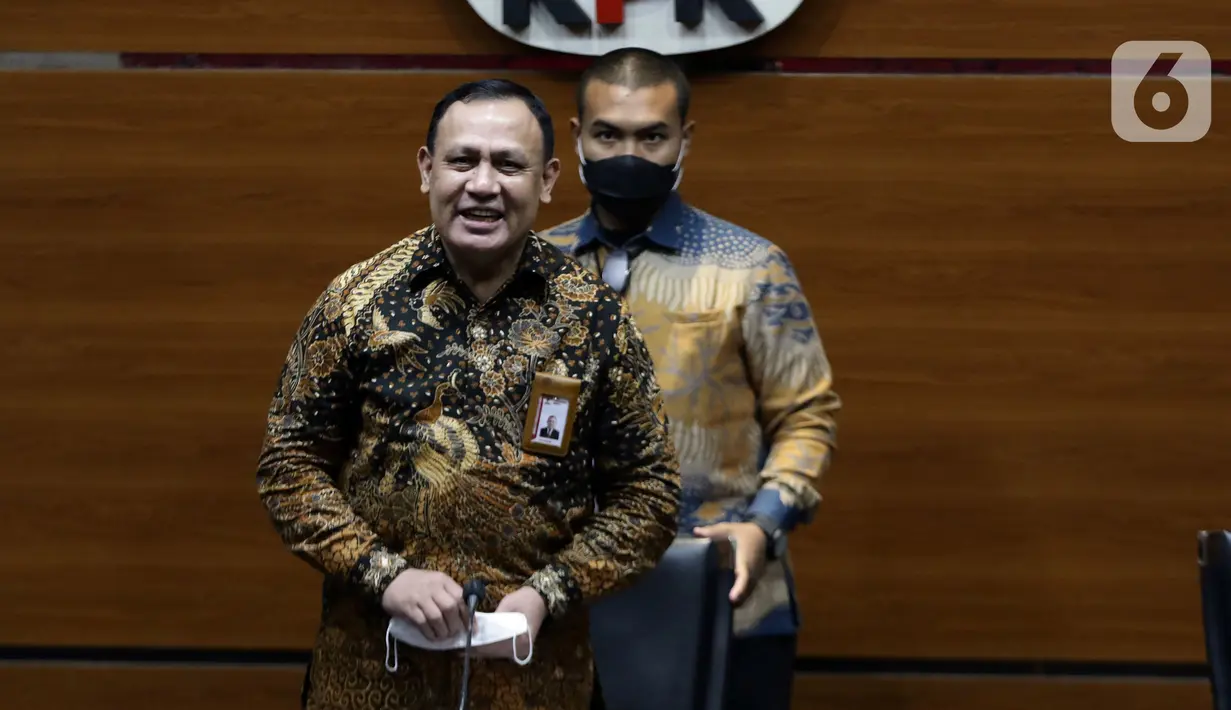 Ketua KPK, Firli Bahuri sesaat sebelum rilis penahanan tersangka dugaan korupsi proyek infrastruktur Kota Banjar tahun 2008-2013 dan penerimaan gratifikasi di Gedung KPK, Jakarta, Kamis (23/12/2021). KPK menahan dua orang tersangka salah satunya, Herman Sutrisno. (Liputan6.com/Helmi Fithriansyah)