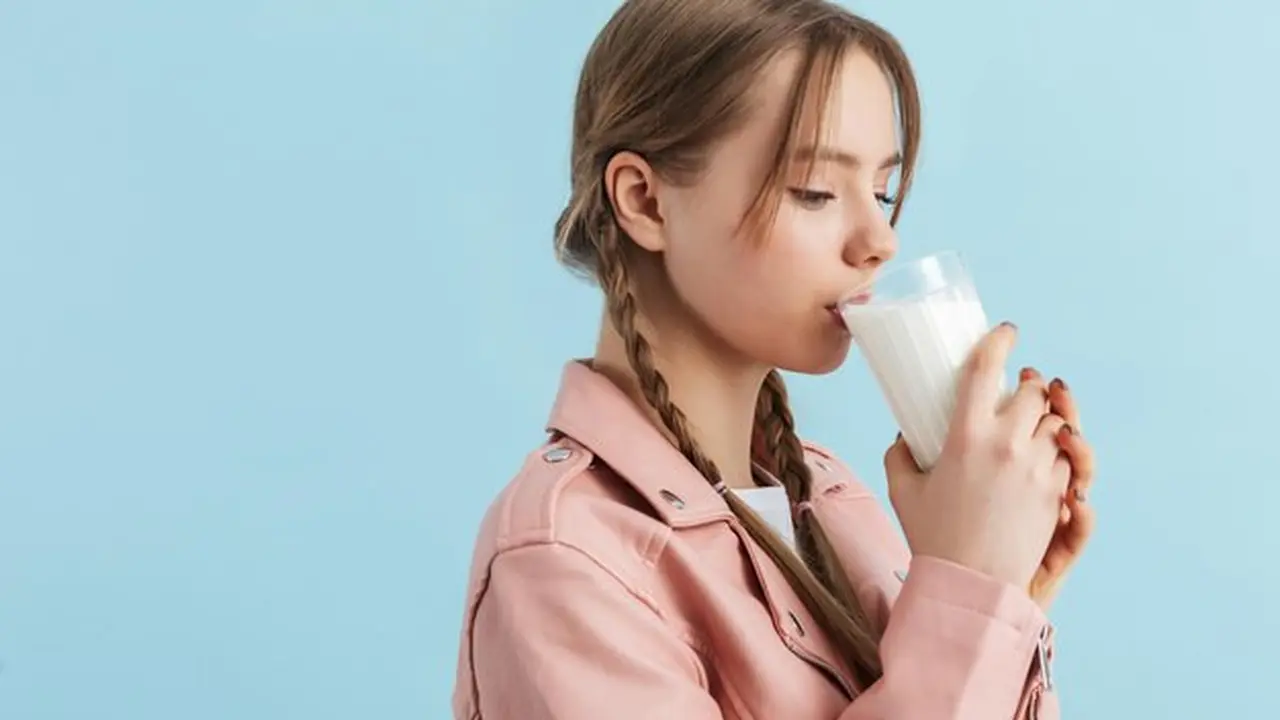 Ilustrasi minum susu