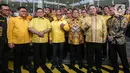 Sejumlah elite Partai Golkar menyempatkan berfoto bersama dengan Ketua Umum Partai Gerindra Prabowo Subianto. (Liputan6.com/Faizal Fanani)