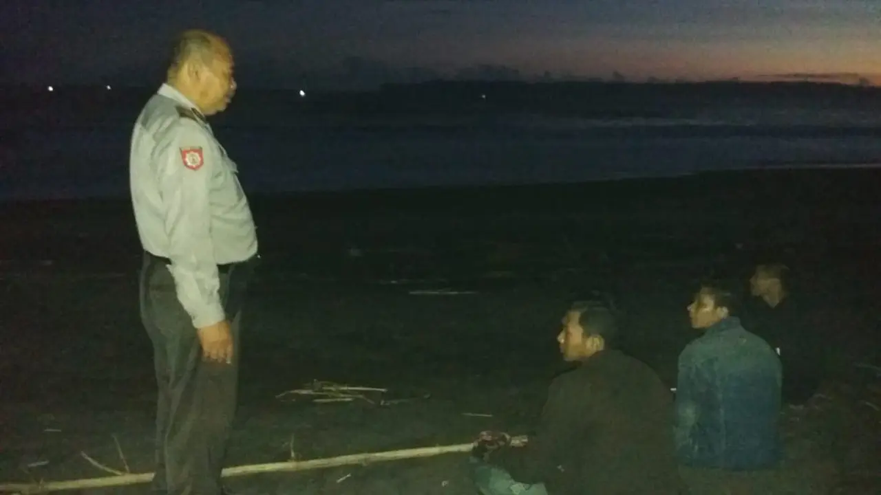 Santri Terseret Ombak
