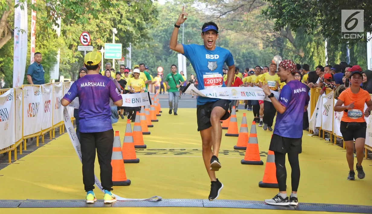 Peserta mencapai garis finish pada acara BNI-UI Half Marathon 2019 di Kampus Universitas Indonesia, Depok, Jawa Barat, Minggu (7/7/2019). BNI UI Half Marathon 2019 diikuti 4800 peserta dengan kategori 5K, 10K, dan 21K (half marathon). (Liputan6.com/Herman Zakharia)