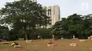 Warga menikmati pemandangan di Hutan Kota Gelora Bung Karno (GBK), Jakarta, Minggu (17/10/2021). Hutan Kota mulai dibuka secara umum dengan memberlakukan pembatasan sebanyak 150 orang dengan batas waktu satu jam kunjungan. (Liputan6.com/Herman Zakharia)