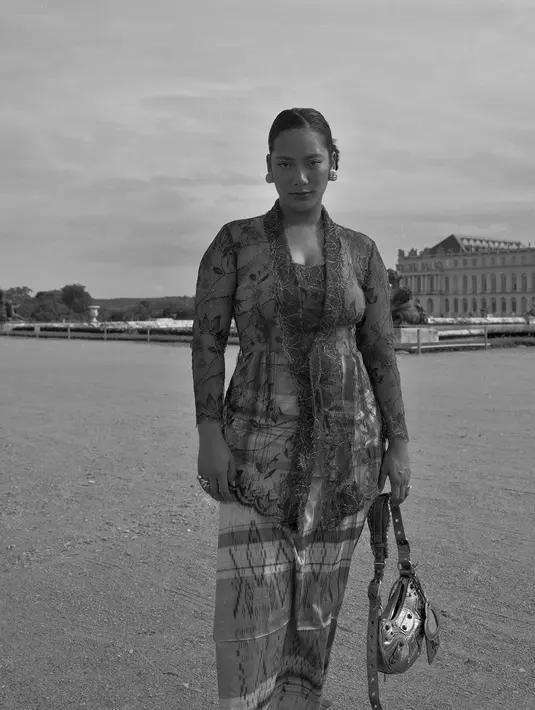 Tara juga menyematkan perhiasan cantik bernuansa keemasan sebagai anting dan cincin yang menjadikan gaya keseluruhannya sangat menawan. (Instagram/ Tara Basro)