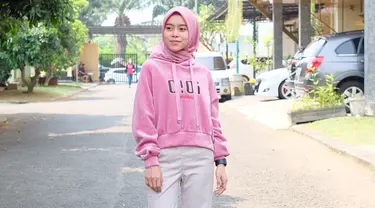 Model hijab yang santai seperti ini cukup sering digunakan oleh Lesty. Ia juga pintar memadupadankan warna hijab dengan pakaian yang tengah dikenakan. (Liputan6.com/IG/@lestykejora)