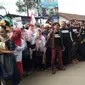 Para pemain sinteron Preman Pensiun membantu mengamankan pawai obor Asian Games 2018 di Garut, Jawa Barat, Minggu (12/8/2018). (Liputan6.com/Cakrayuri Nuralam)