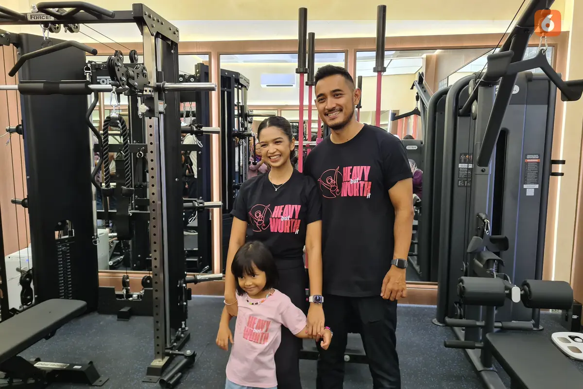 Salsabila Avinandita Karsawinata, Co-Founder Salsalivefit Gym, bersama Artyo Wicaksono, Founder Salsalivefit Gym dalam Acara Grand Opening Salsalivefit Gym, Minggu (26/10/2025) pagi, Jakarta Selatan.