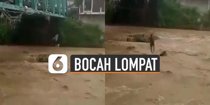 VIDEO: Ngeri, Aksi Bocah Lompat Ke Sungai Yang Sedang Meluap