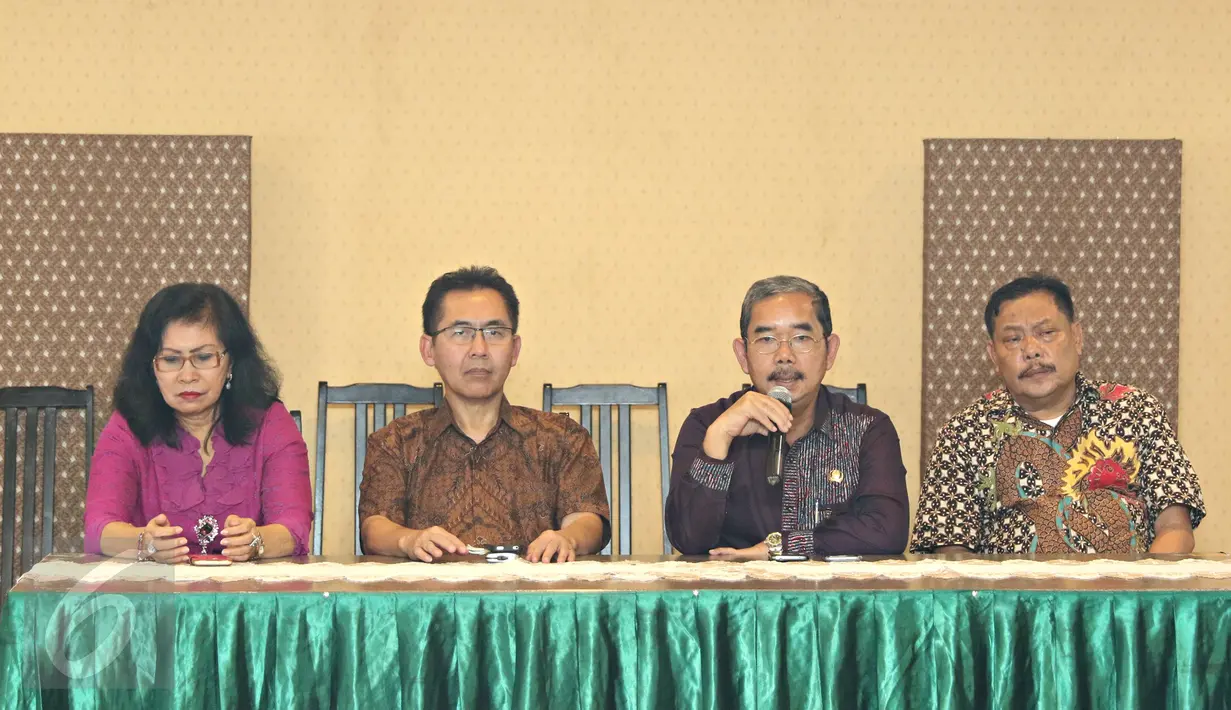 Wali Kota Jakpus, Mangara Pardede (kedua kanan) bersama pengelola GBK memberikan keterangan di Jakarta, Jumat (13/5). Pemkot Jakpus bakal merelokasi pedagang tanaman hias di trotoar GBK ke area parkir timur Senayan. (Liputan6.com/Immanuel Antonius)