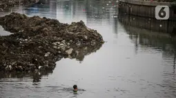 Anak-anak bermain di Sungai Ciliwung yang surut di kawasan Bukit Duri, Jakarta, Sabtu (8/8/2020). Penyusutan debit air Sungai Ciliwung tersebut karena memasuki masa kemarau 2020 yang menurut BMKG akan mencapai puncaknya pada Agustus. (Liputan6.com/Faizal Fanani)