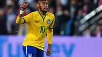 Neymar seakan tak berhenti cetak gol baik bersama Brasil maupun Barcelona.