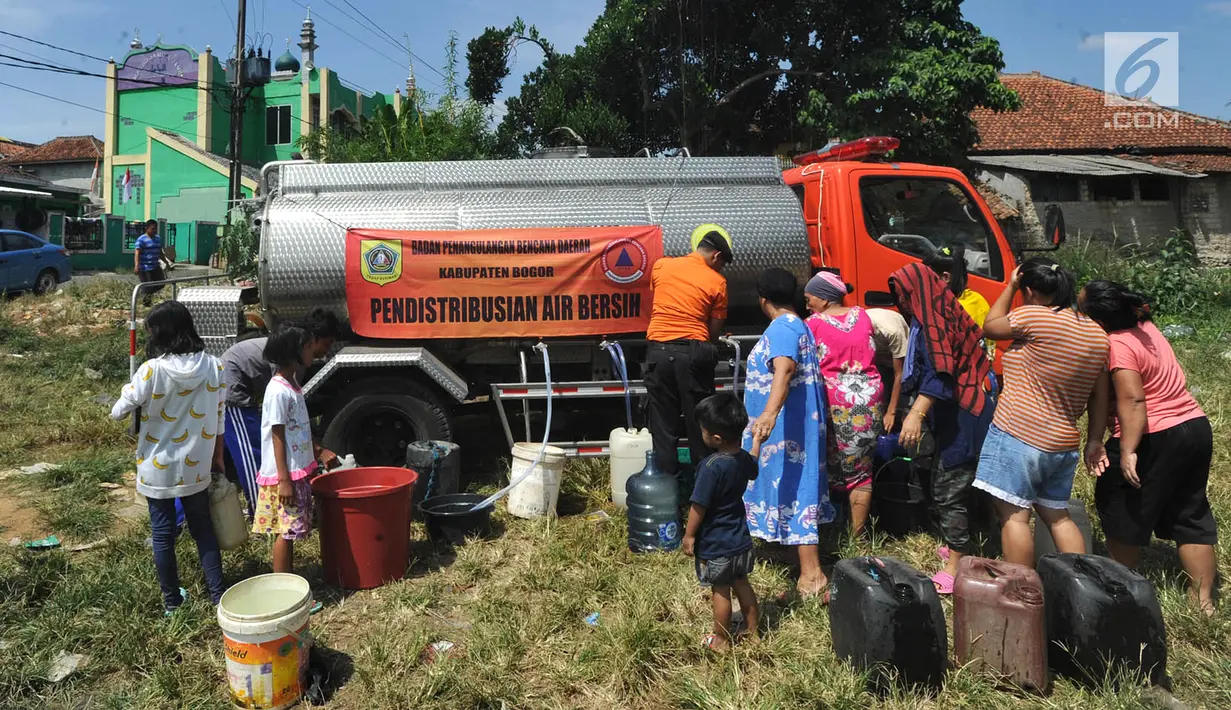 Warga antre mengambil air bersih bantuan Badan Penanggulangan Bencana Daerah (BPPD) Kabupaten Bogor di Pabuaran, Ciampea, Bogor, Jawa Barat, Senin (6/8). Kemarau menyebabkan sejumlah wilayah kekeringan dan kesulitan air bersih. (Merdeka.com/Arie Basuki)