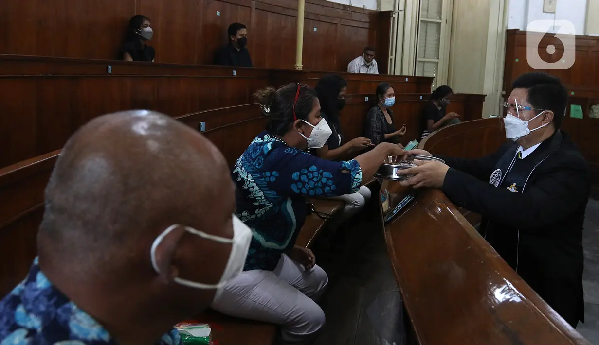 Umat Kristiani melakukan prosesi ibadah misa Jumat Agung pada rangkaian Hari Raya Paskah di Gereja Immanuel, Jakarta, Jumat (2/4/2021). Perayaan Jumat Agung tersebut mengajak umat kristiani mengenang wafatnya Isa Almasih. (Liputan6.com/Herman Zakharia)